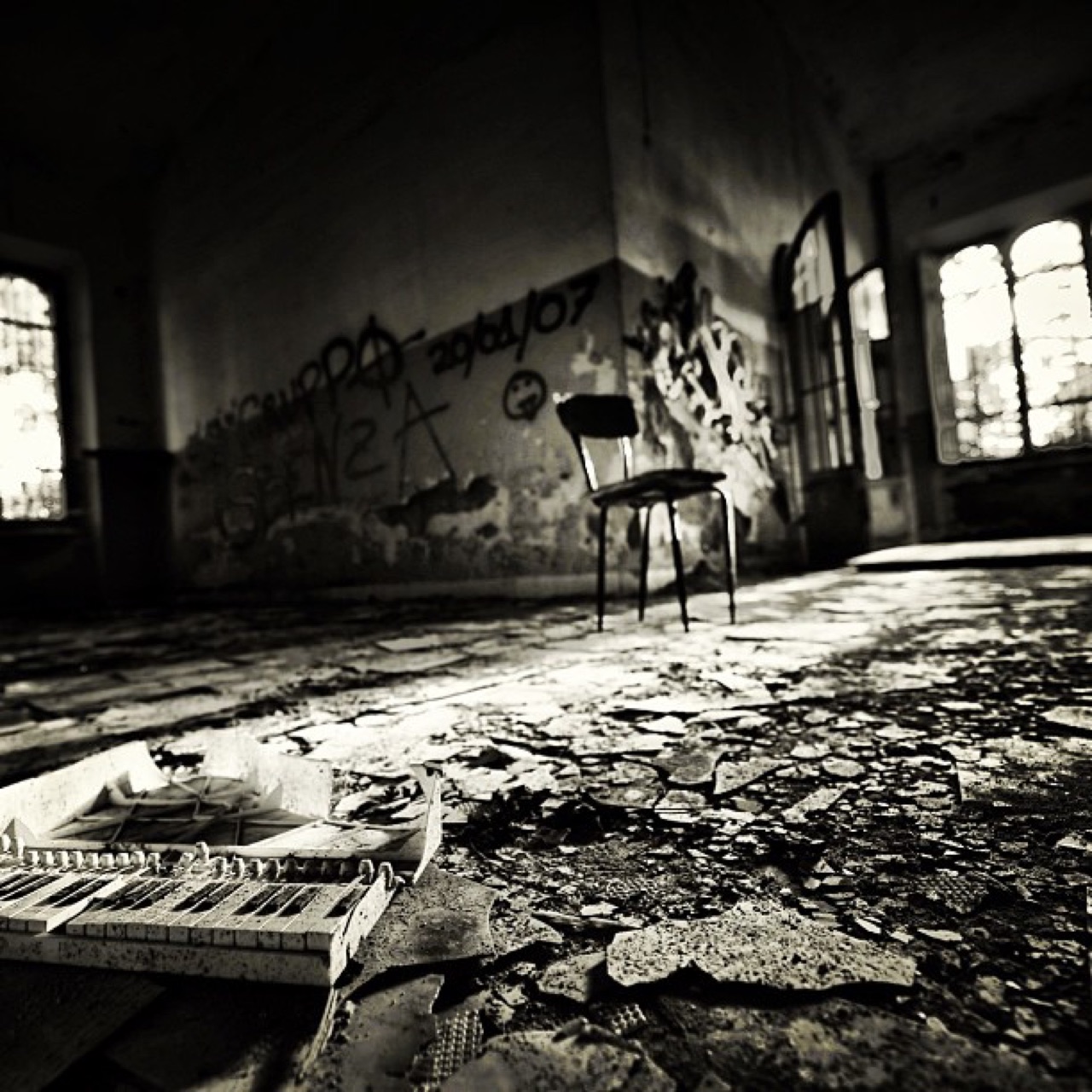 Broken keyboard in an abandoned room