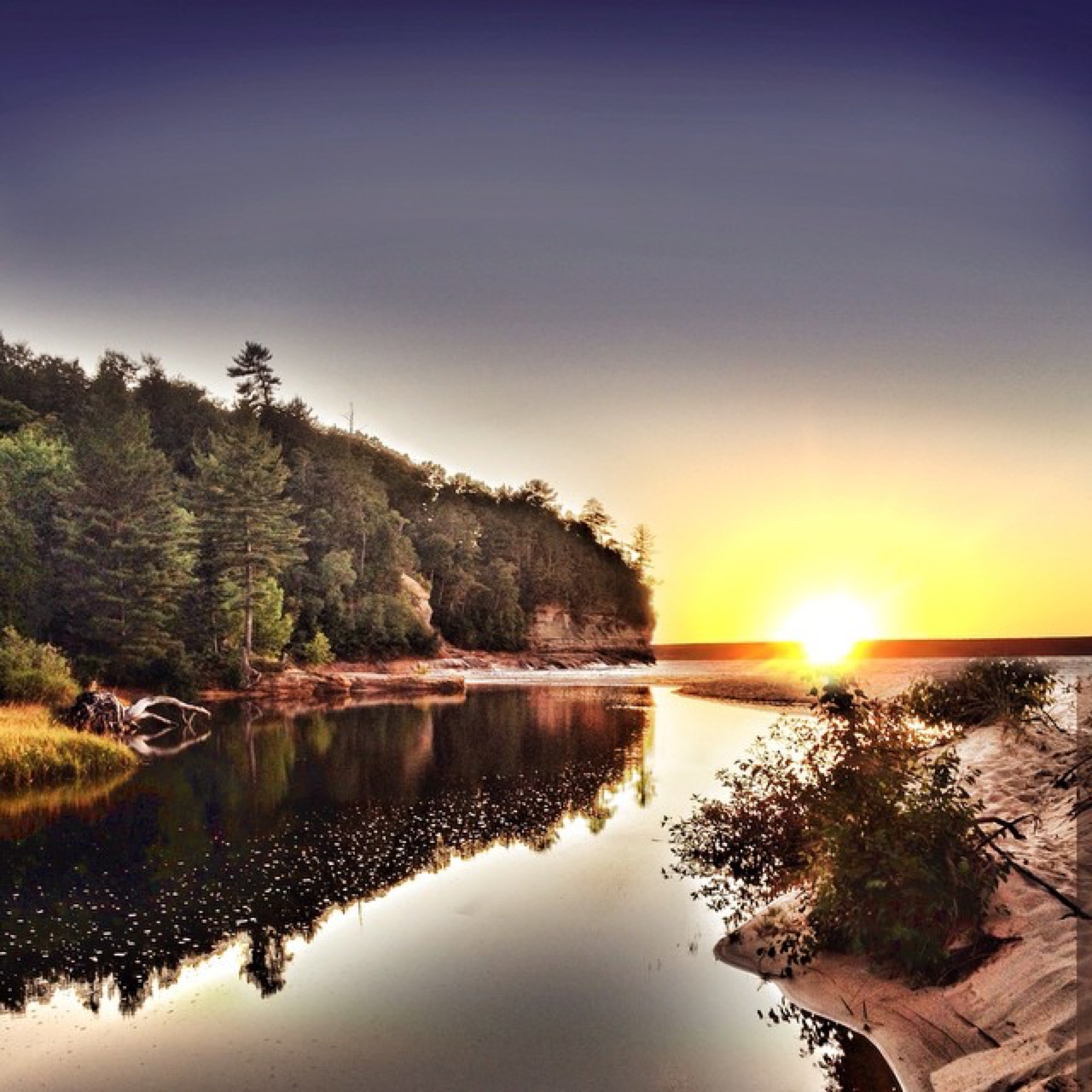 What caught my eye at this lagoon were those two logs that look ancient…